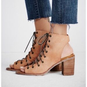 Jeffrey Campbell x Free People Minimal Lace Up Heel. Size 7